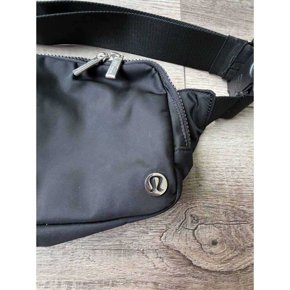 Lululemon Fanny Waist Belt Pack Black Vacation Walking - Picture 3 of 3